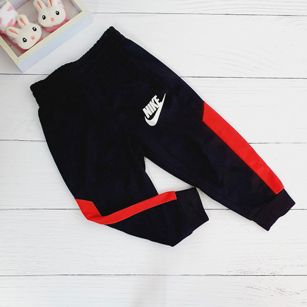 Buzo negro marca Nike talla 12-24 M Marca Nike Estado Casi tiki