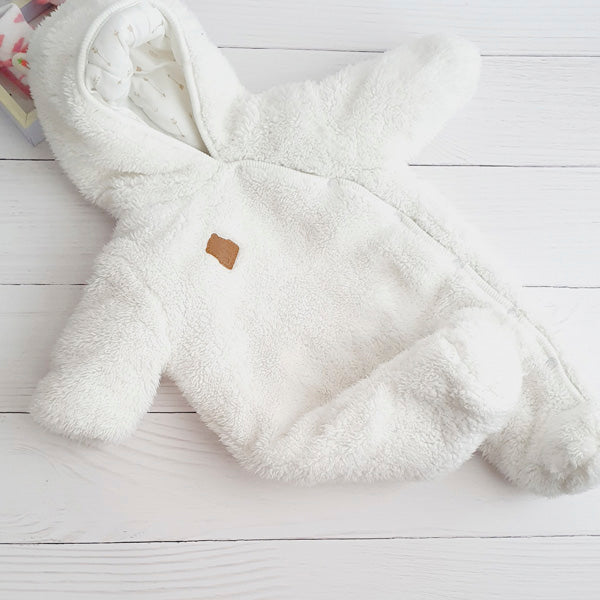Osito peludo acolchado blanco con capucha RN Marca Black and blue Estado Tiki taka