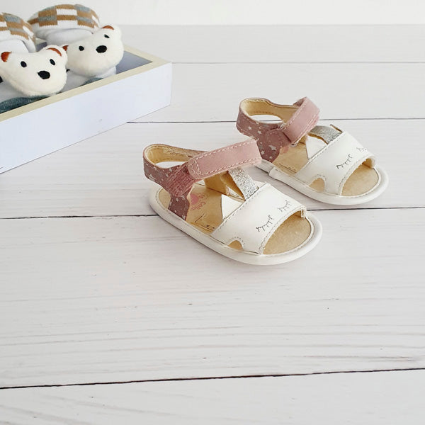 Sandalia blanda diseño unicornio número 15 Marca Colloky Estado Tiki taka