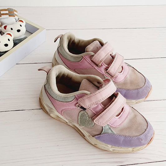 Zapatilla dura tela y punta cuero con velcro lila número 30 Marca Yamp! Estado Casi tiki