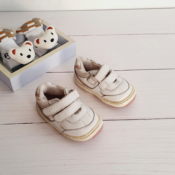 Zapatilla dura cuero blanco velcro número 17 Marca Colloky Estado Tiki taka