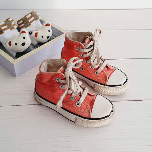 Zapatilla dura lona color coral número 19  Marca Otra Estado Casi tiki