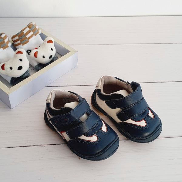 Zapatilla dura azul y blanca velcro número 17 Marca Ficcus Estado Tiki taka