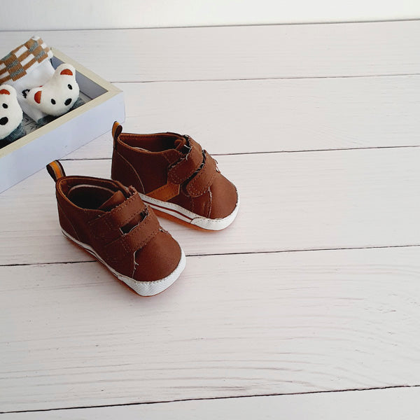 Zapatilla dura cuerina café velcro número 16 Marca Colloky Estado Tiki taka
