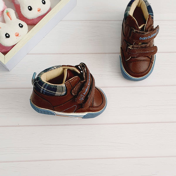 Zapatilla blanda cuerina café con velcro número 17 Marca Bubble gummers Estado Casi tiki