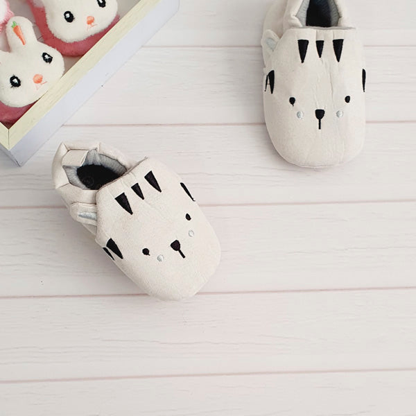 Zapatilla blanda gamuza beige diseño tigre número 17 Marca Urb Estado Tiki taka