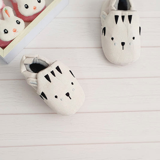 Zapatilla blanda gamuza beige diseño tigre número 17 Marca Urb Estado Tiki taka