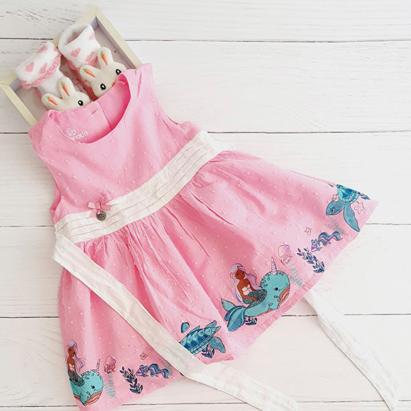 Vestido tela rosada diseño sirenas y lazo blanco 9 meses Marca Limonada Estado Tiki taka