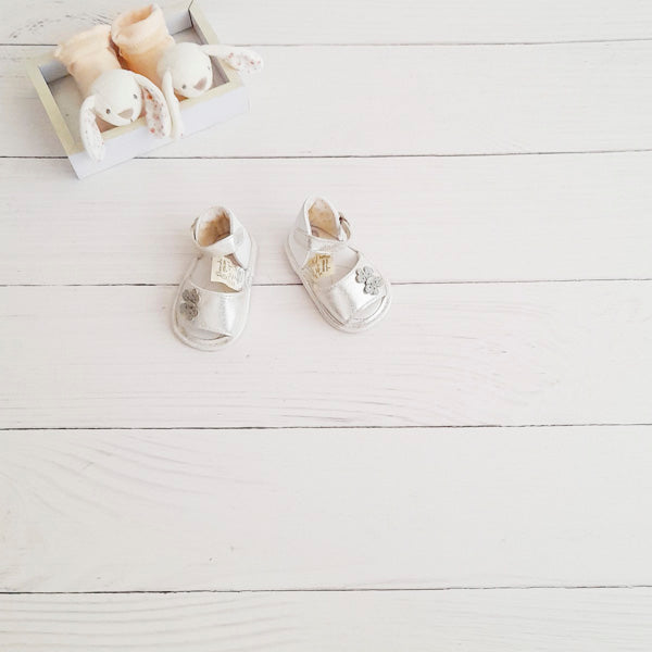 Sandalia blanda Cuerina Plateado Marca Limonada 15 Estado Tiki taka