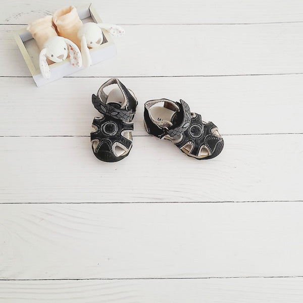 Sandalia dura Cuerina Gris Marca Otra 22 Estado Casi tiki