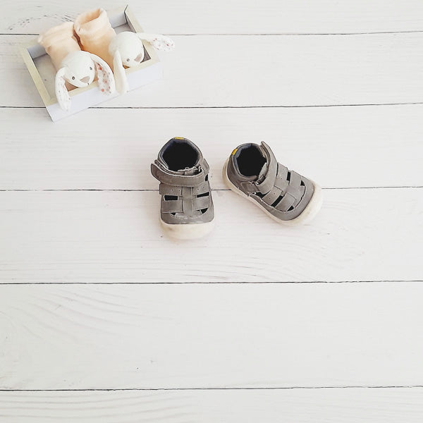 Sandalia dura Cuerina Gris Marca Opaline 18 Estado Casi tiki