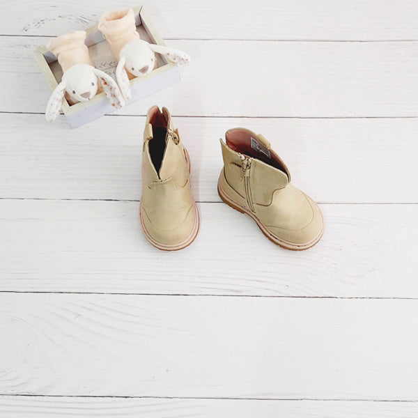 Botín duro Cuerina Beige Marca Colloky 20 Estado Tiki taka