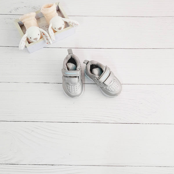 Zapatilla dura Cuerina Gris Marca Bubble gummers 18 Estado Tiki taka