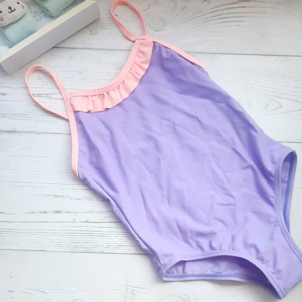 Traje de baño lila con rosado de 6 años Marca Urb Estado Tiki taka