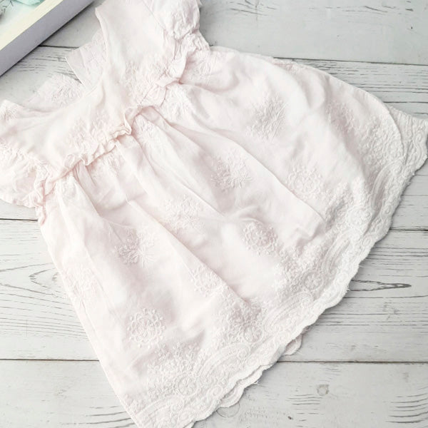 Vestido tela rosado claro con diseños bordados 3-6 meses Marca Ficcus Estado Casi tiki