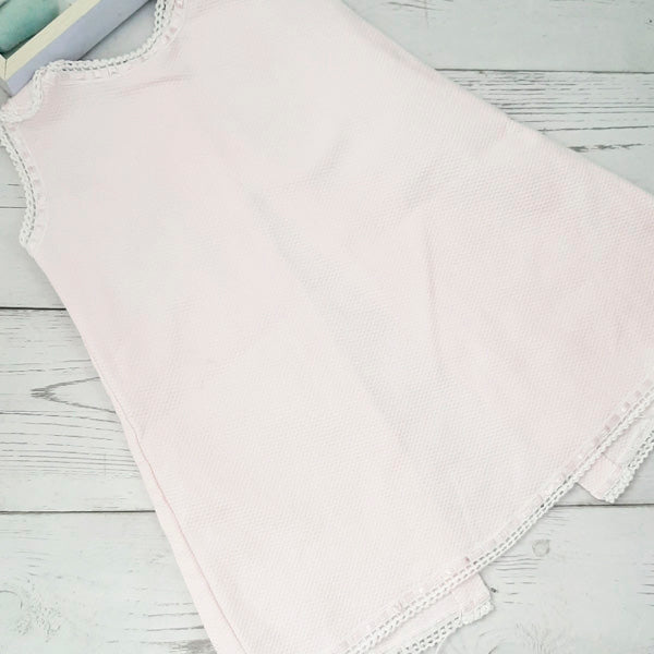 Vestido tela rosado con bordes de encaje 12 meses Marca Otra Estado Tiki taka