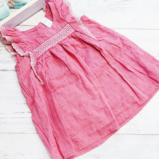 Vestido tela rosa oscuro con manga princesa y diseños bordados Marca Opaline Estado Tiki taka