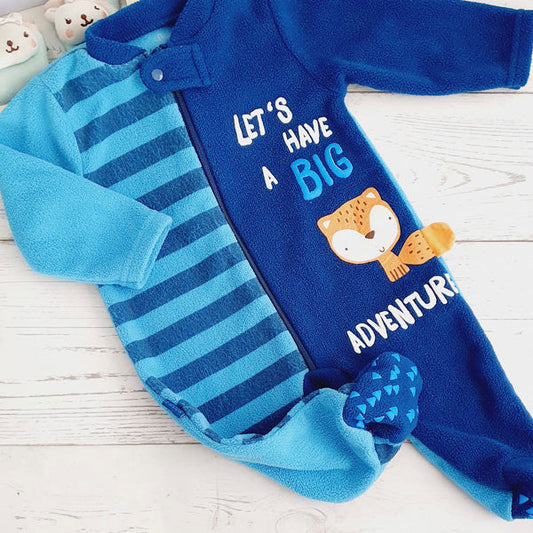 Osito micro polar azul y celeste "Let's have a big adventure" 3-6 meses Marca Ficcus Estado Tiki taka