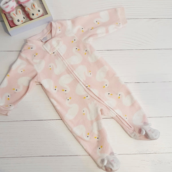 Osito micropolar rosado diseño patitos talla 0-3 M Marca Baby harvest Estado Casi tiki
