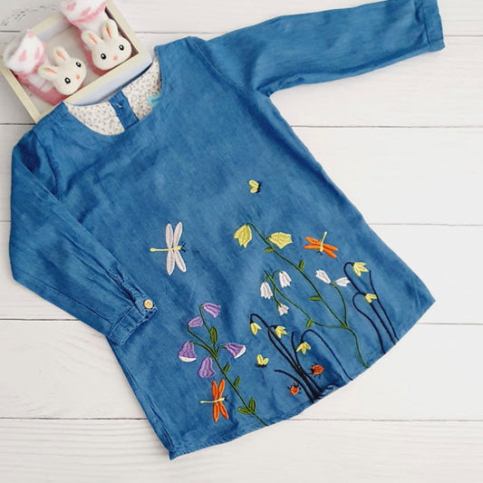 Vestido tela tipo mezclilla flores bordadas 18 meses Marca Otra Estado Tiki taka