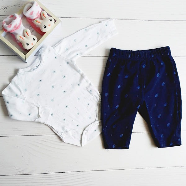 Conjunto body blanco diseño elefantes y buzo azul 3 meses Marca Variadas Estado Tiki taka