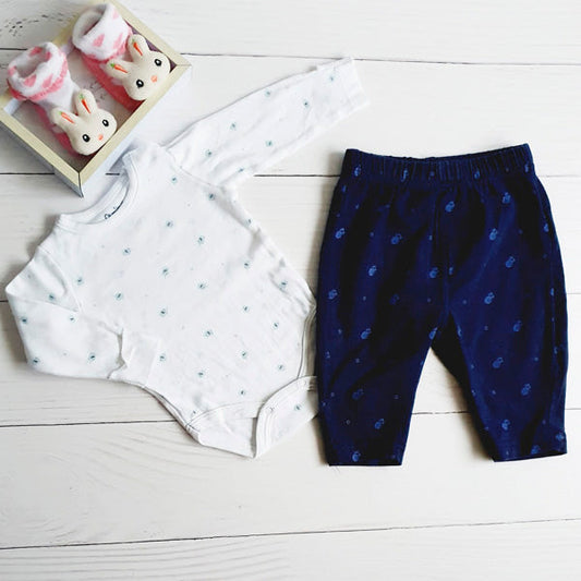Conjunto body blanco diseño elefantes y buzo azul 3 meses Marca Variadas Estado Tiki taka
