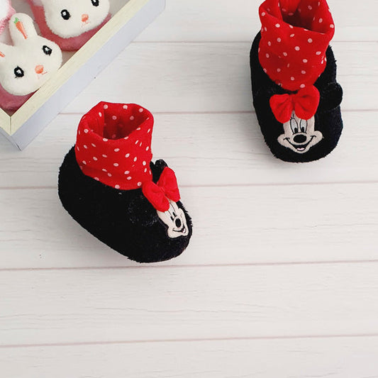 Zapato blando tipo pantufla peluda diseño minnie número 16 Marca Disney Estado Tiki taka