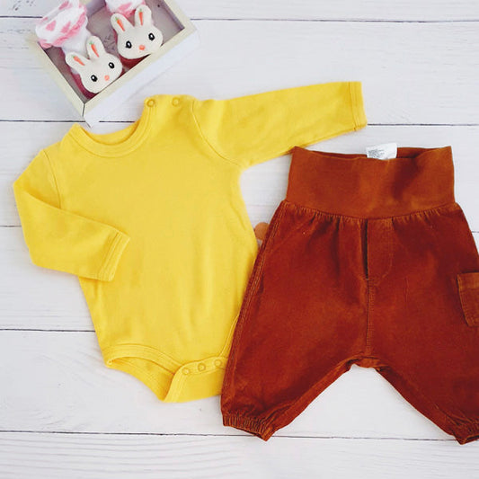 Pack pantalón cotelé color camel y body amarillo 3 meses Marca Variadas Estado Tiki taka