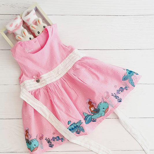 Vestido tela rosada diseño sirenas y lazo blanco 9 meses Marca Limonada Estado Tiki taka