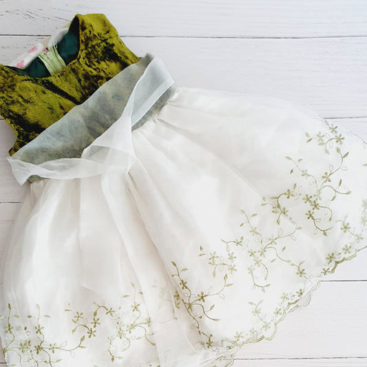 Vestido terciopelo verde, vuelitos blancos con forro 2 años Marca Otra Estado Tiki taka