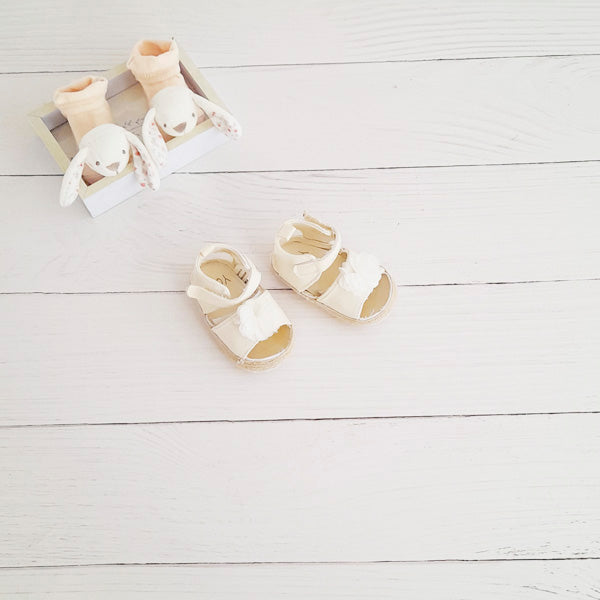 Sandalia blanda Lona Beige Marca Yoko 18 Estado Nuevo