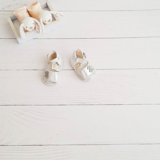 Sandalia blanda Cuerina Plateado Marca Limonada 15 Estado Tiki taka