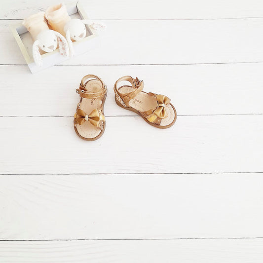 Sandalia dura Cuerina Dorado Marca Limonada 19 Estado Tiki taka