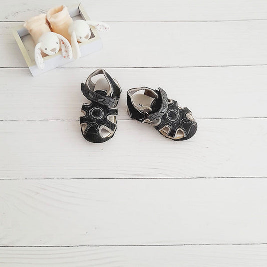 Sandalia dura Cuerina Gris Marca Otra 22 Estado Casi tiki