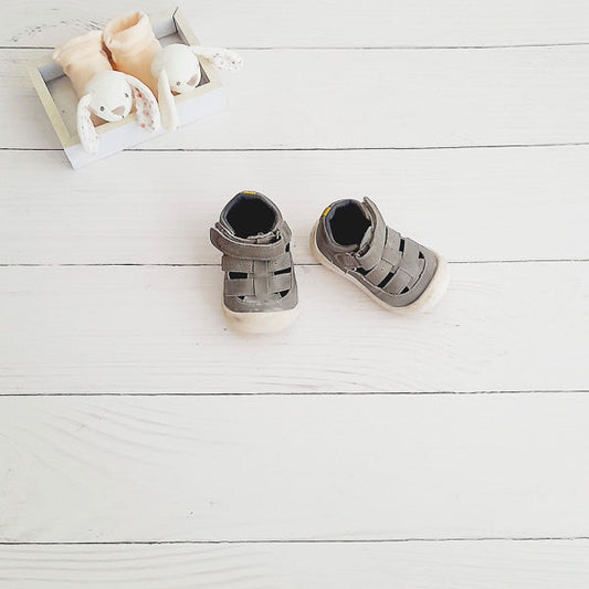 Sandalia dura Cuerina Gris Marca Opaline 18 Estado Casi tiki