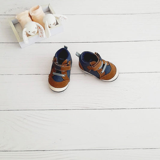 Zapato duro Cuerina Multicolor Marca Black and blue 19 Estado Casi tiki