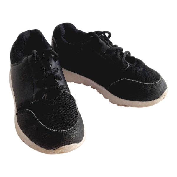 Zapatilla dura Cuerina Negro Marca Otra 25 Estado Casi tiki