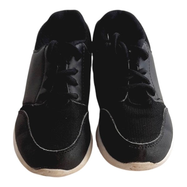 Zapatilla dura Cuerina Negro Marca Otra 25 Estado Casi tiki