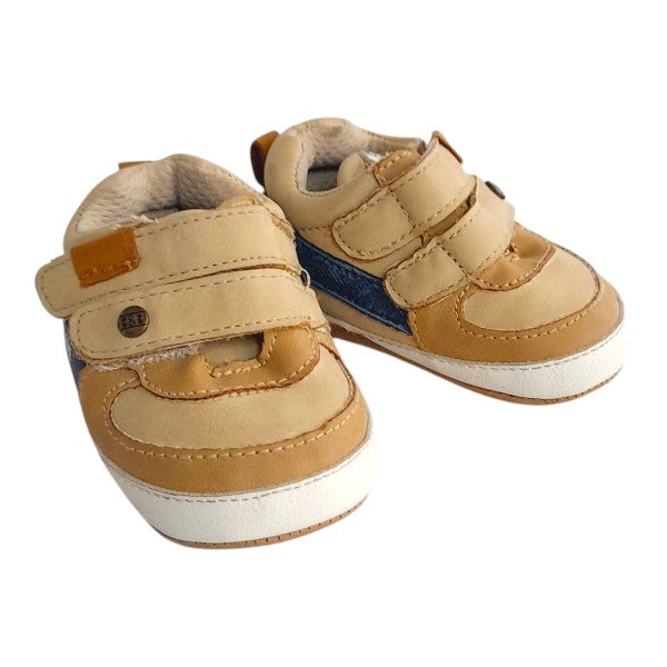 Zapatilla blanda Cuerina Crema Marca Black and blue 16 Estado Tiki taka