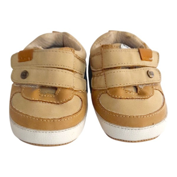 Zapatilla blanda Cuerina Crema Marca Black and blue 16 Estado Tiki taka