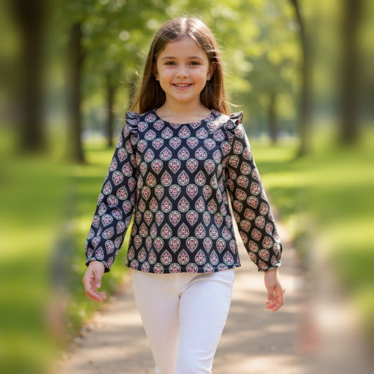 Niña usando blusa manga larga seda diseños talla 10 A