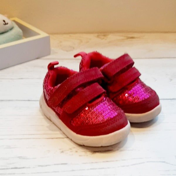 Zapatilla fucsia con lentejuelas y velcro, planta dura 17 Marca Stepps Estado Casi tiki