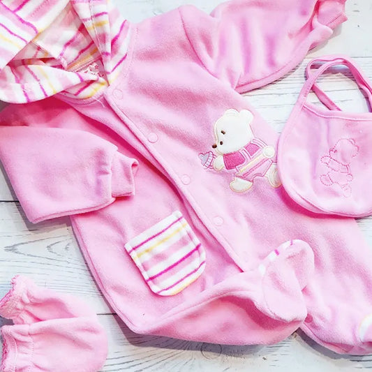 Osito micropolar rosado con capucha, mitones y babero 3-6 meses Marca KyL Estado Tiki taka