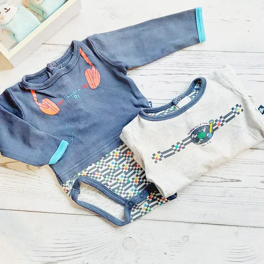 Pack doble de body de algodón gris y azul 3 mese Marca Variadas Estado Casi tiki