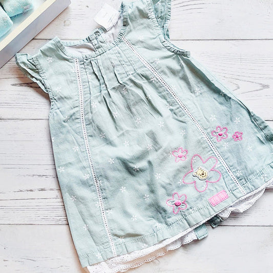 Vestido verde sin manga con florecitas blancas 3-6 meses Marca Disney baby Estado Tiki taka