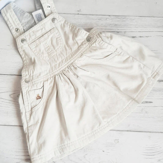 Vestido Vestido de gabardina color beige 3-6 meses Marca Gap Estado Tiki taka