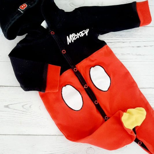Osito negro con rojo de micky de 0-3 meses Marca Disney Estado Casi tiki