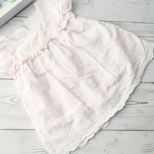 Vestido tela rosado claro con diseños bordados 3-6 meses Marca Ficcus Estado Casi tiki