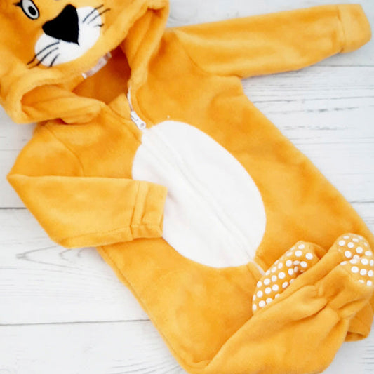 Osito peludo amarillo con cierre diseño león 3-6 meses Marca Urb Estado Casi tiki