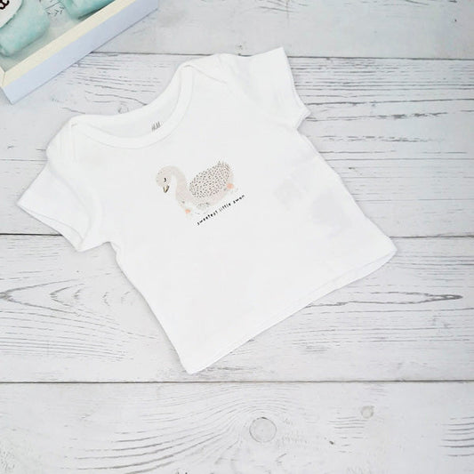 Polera algodón blanca con diseño de patito 0-3 meses  Marca Hym Estado Tiki taka